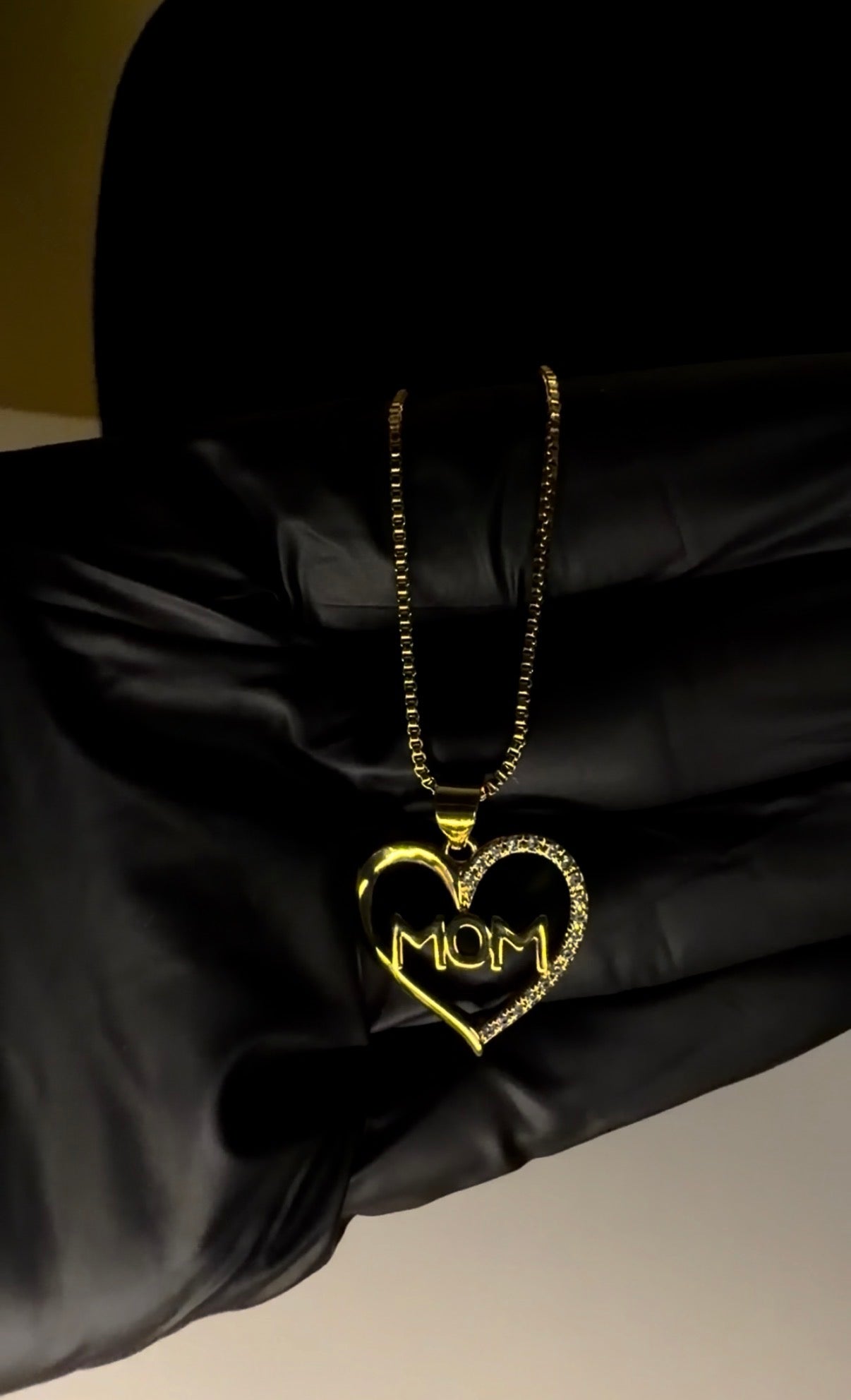 Luxenor “Mom Heart” Gold Pendant Necklace 18” 14k gold plated/ Sterling Silver